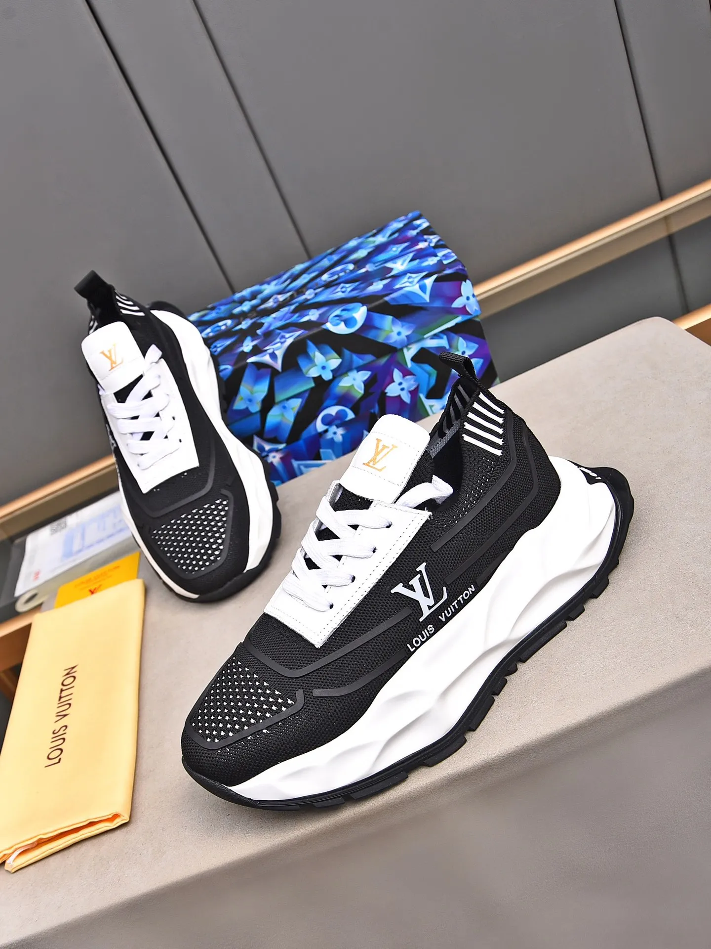 Men's shoes 💰500 LV high-end hot model 👍 Counter 1 design. The face is made of high-elastic fly knit + cowhide + imported glue! TPU outsole is easy to put on, light, comfortable and elastic, trendy and fashionable! ! ! 💪Multiple colors to choose from! Code number: 38-44 (45 46 customized)